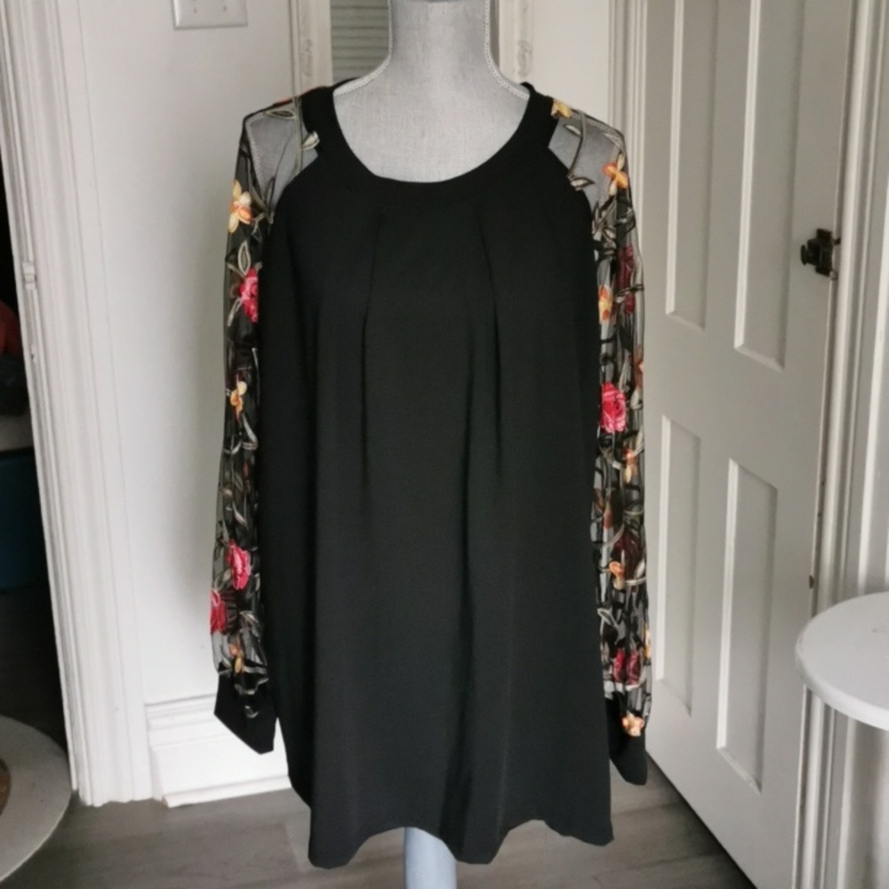 Style based tunic bohofairycore top with sheer sleeves with embroidery. Size 4XL